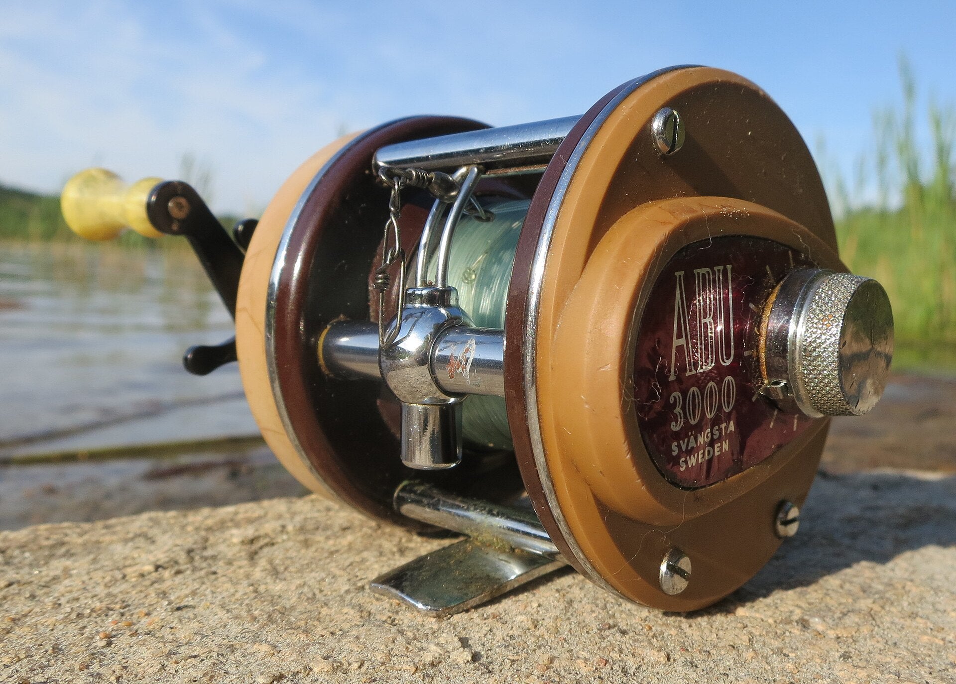 Cable tether in the water — the architecture choice wireless underwater fishing cameras avoid and tethered ones depend on